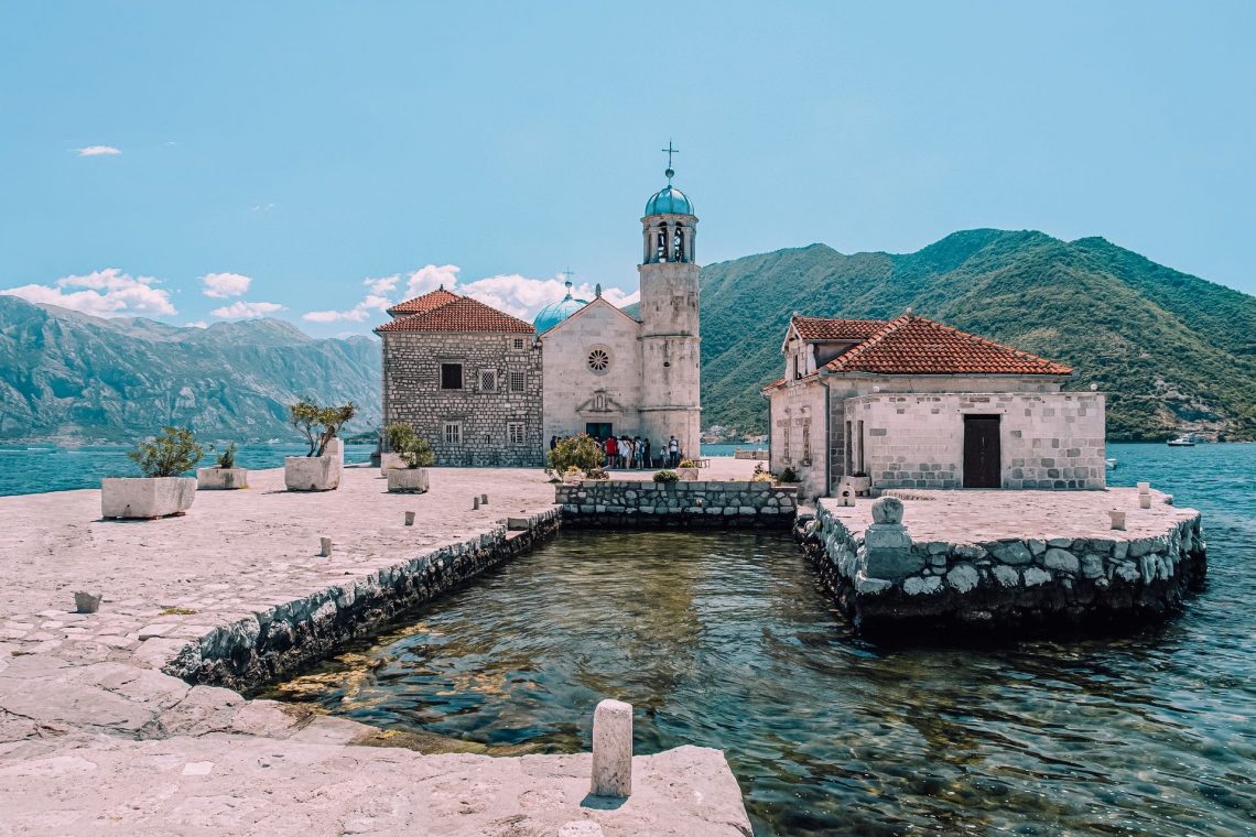Our lady of the rocks sett från dess hamn, Perast, Montenegro