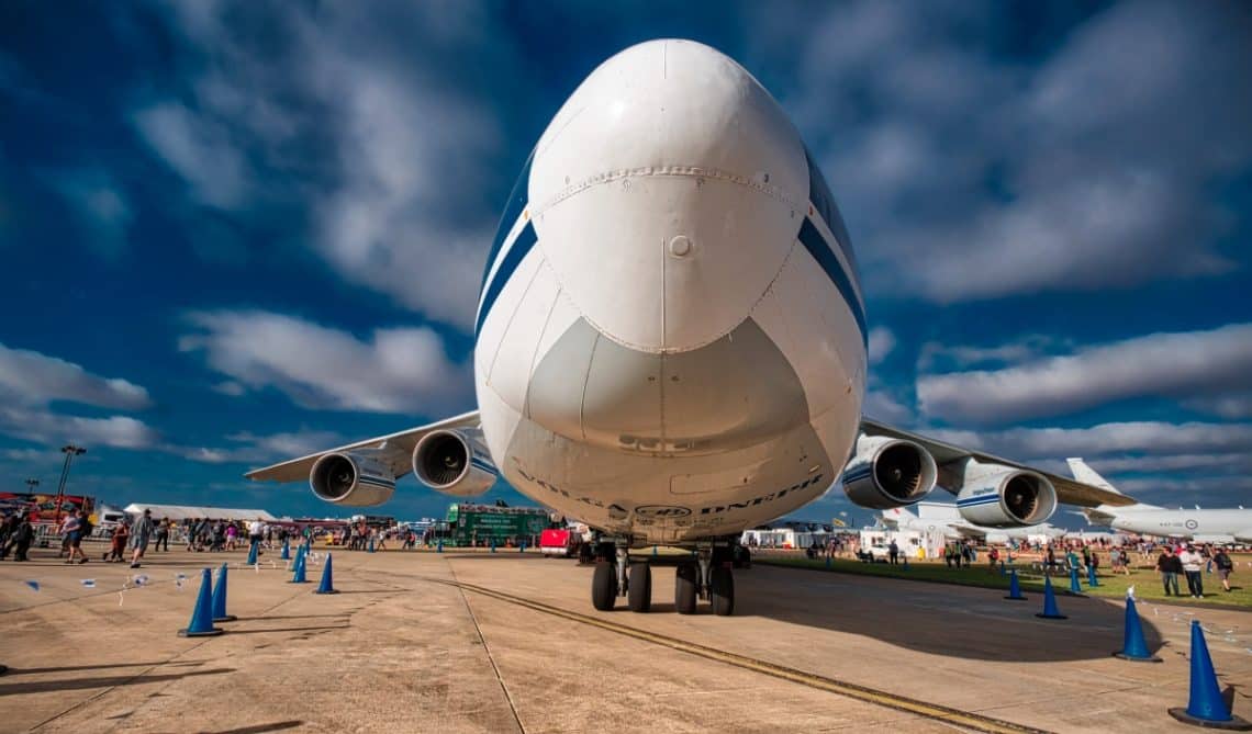 Bild på flygplan sett framifrån på landningsbana. Bota flygrädsla genom att flyga mer