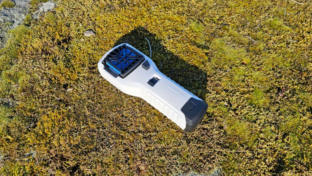 Vit Thermacell MR300 ligger placerad på mossa.
