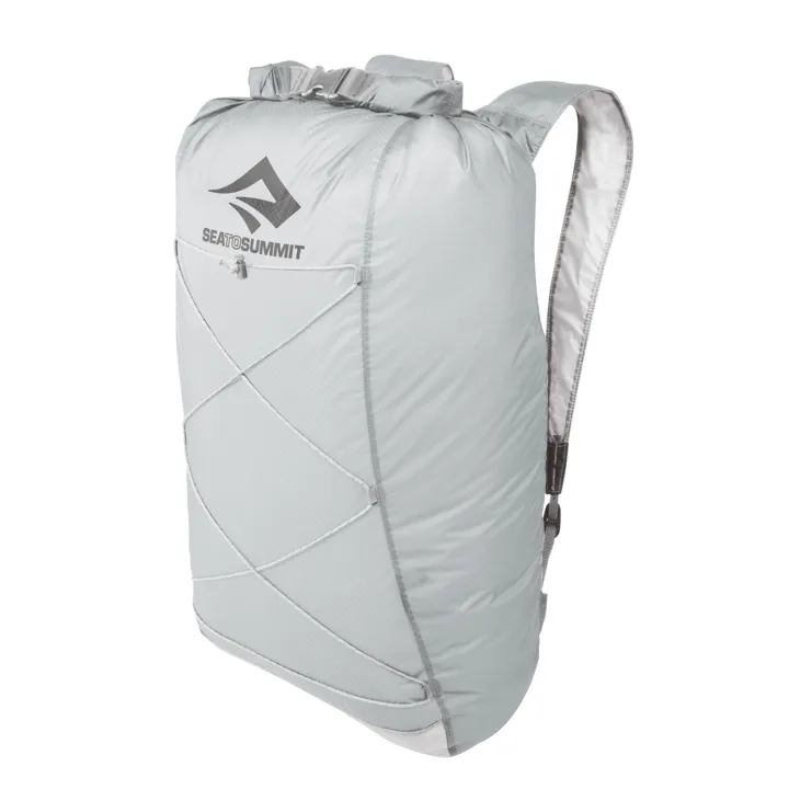 Ljusgrå packbar ryggsäck med Sea to Summit logo samt packremmar på baksidan