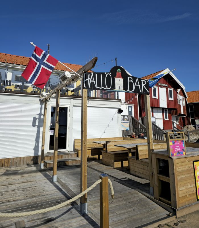 Entrén till Hållö Bar med Norsk och Svensk flagga hissade.
