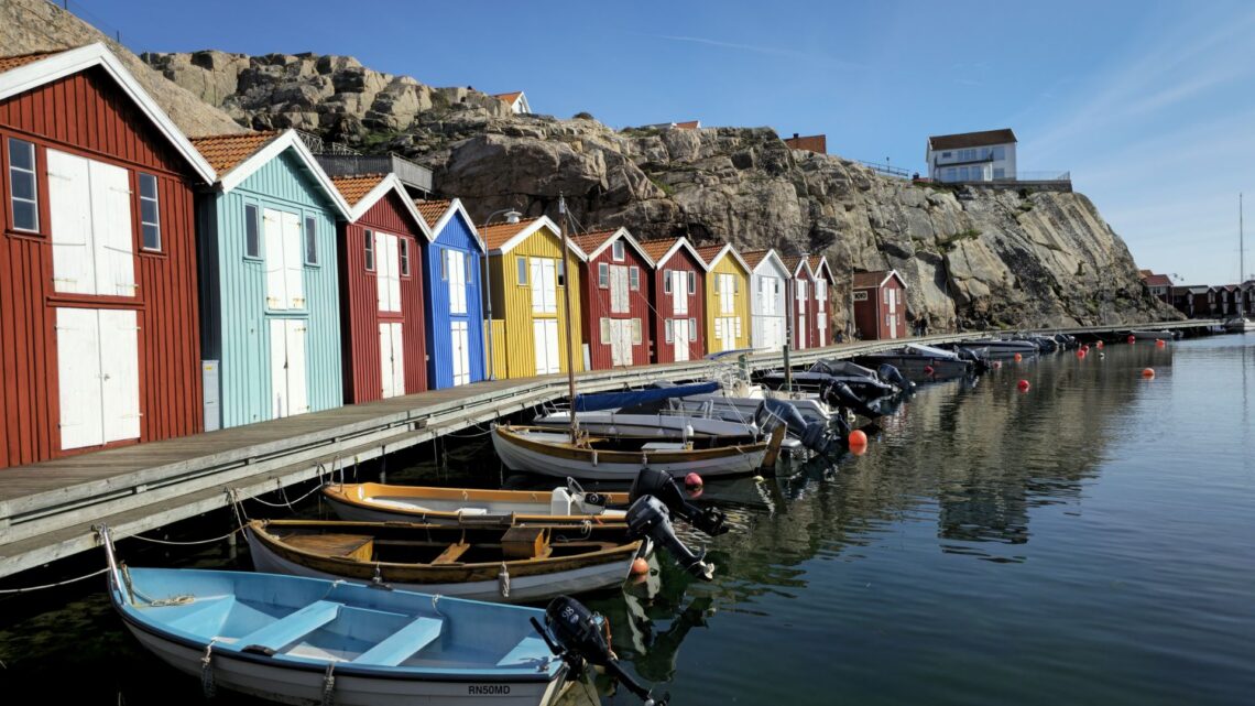 Smögenbryggan med dess färglada fiskebodar, höga klippväggar och förtöjda småbåtar.