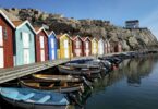 Smögenbryggan med dess färglada fiskebodar, höga klippväggar och förtöjda småbåtar.
