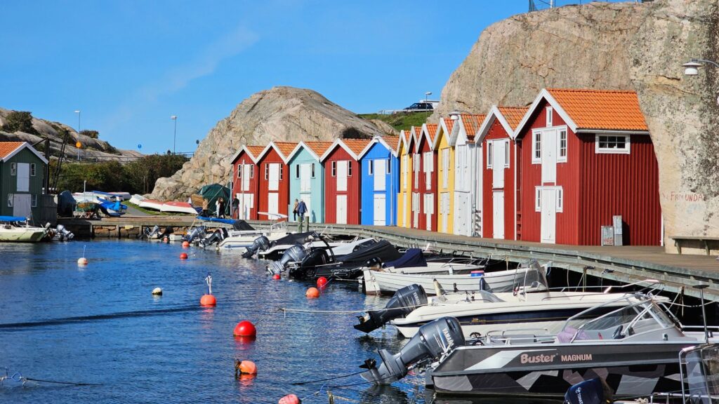 Smögenbryggan med dess färglada fiskebodar, höga klippväggar och förtöjda småbåtar.
