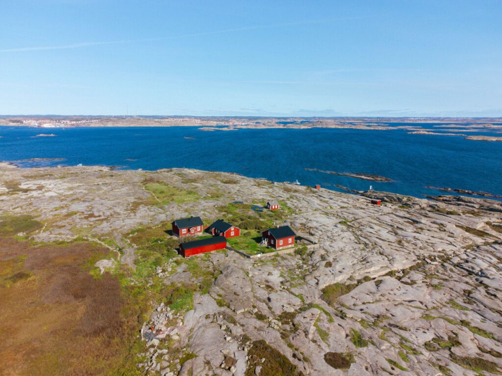 Röda stugor med svarta tak - Hållös gamla fyrvaktarbostad sett från ovan.