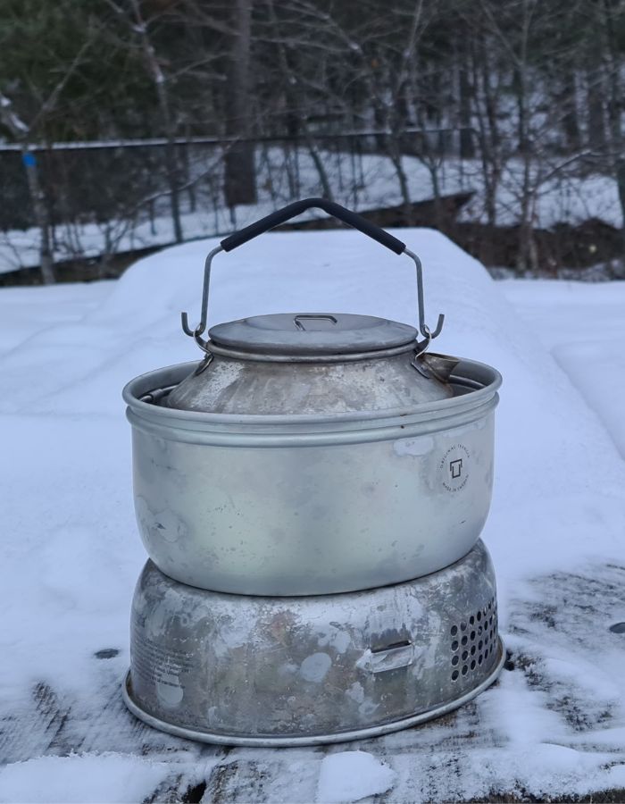 Trangia 25 stormkök med spribrännare kokar kaffe på snötäckt bord