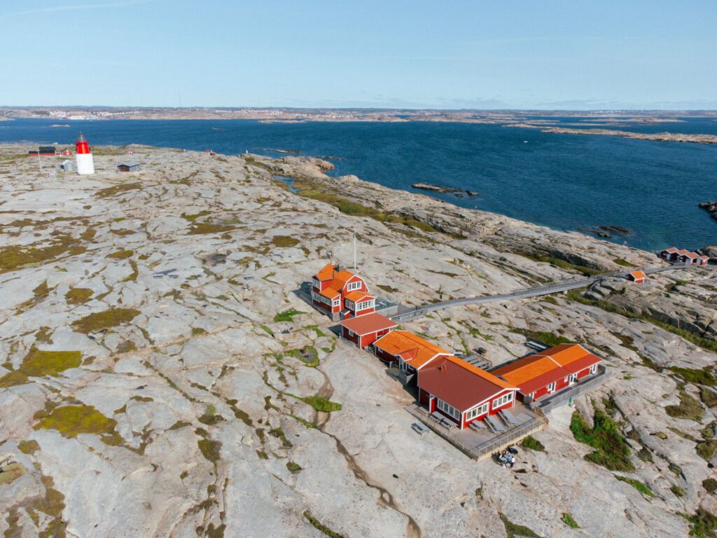 Drönarbild på Utpost Hållös röda byggnader.